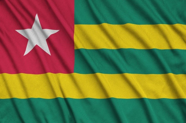 vlag-van-togo-is-afgebeeld-op-een-sportdoek-met-veel-plooien_76080-8439.jpg